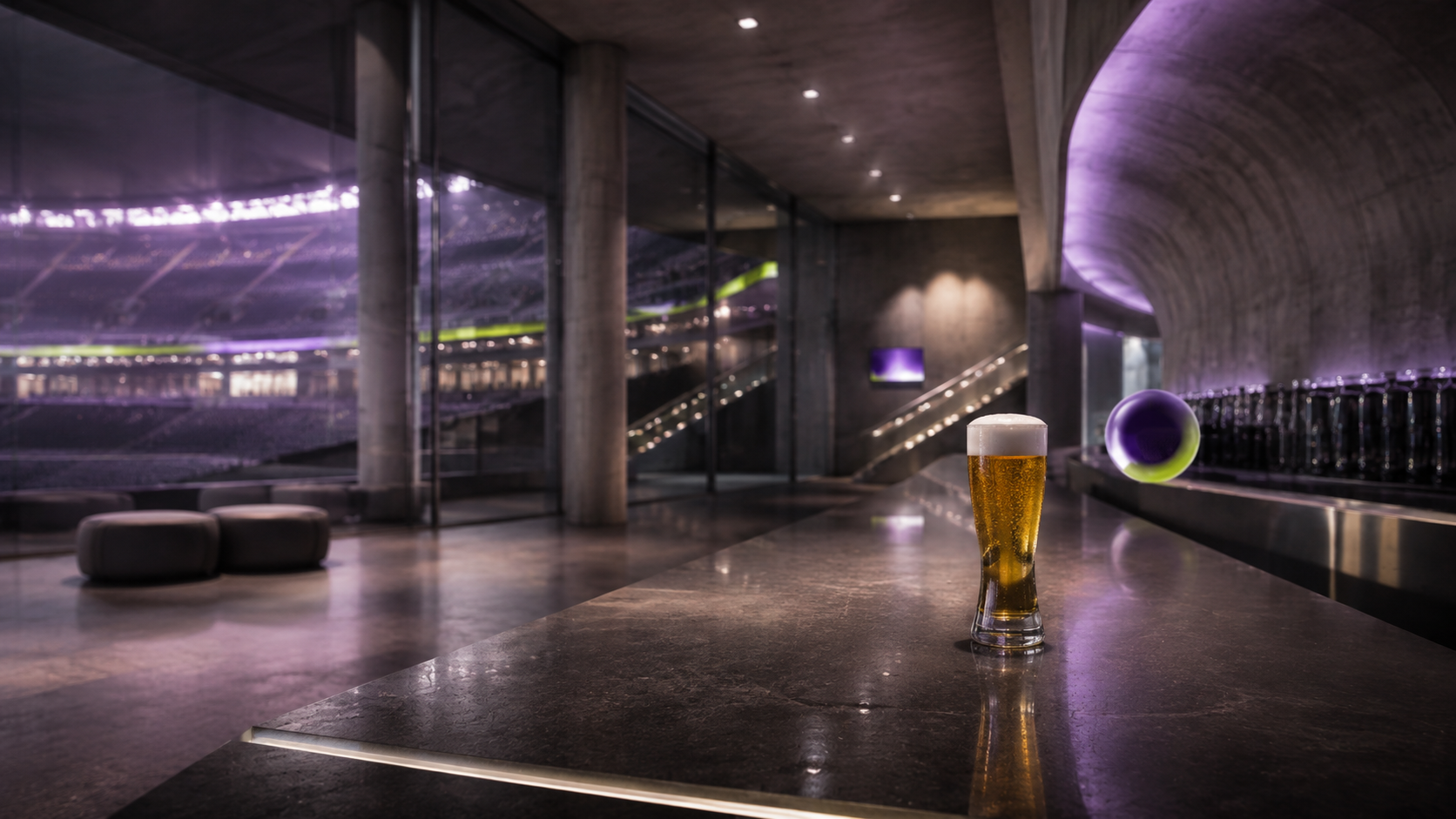 Modernes Hospitality-Areal in einer Arena mit Bierglas und Blick in den Veranstaltungsraum
