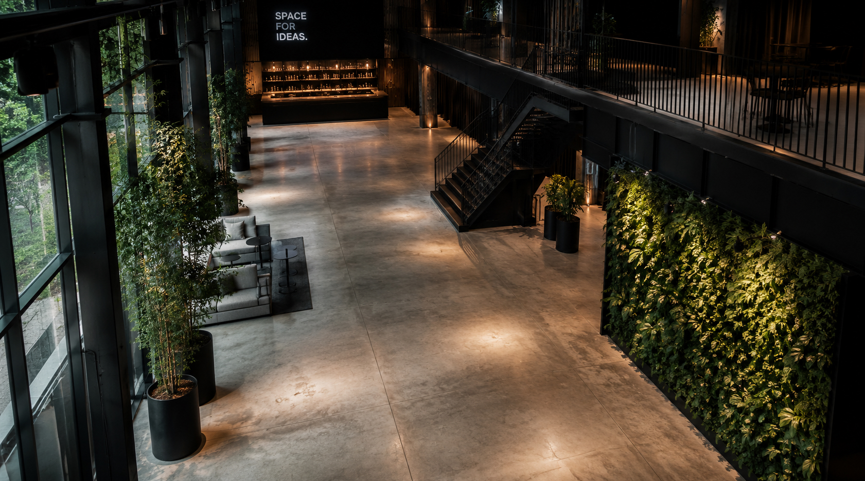 Moderne Venue mit offener Raumarchitektur, begrünten Flächen, Lichtführung und flexiblen Nutzungsbereichen