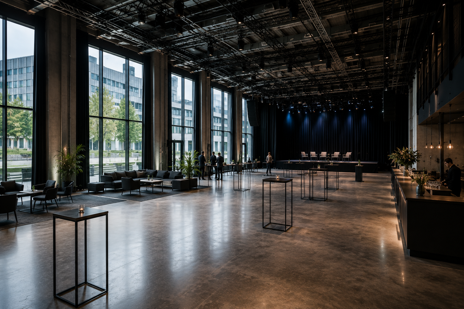 Moderne multifunktionale Event-Venue mit flexibler Raumgestaltung, integrierter Medientechnik und vorbereitetem Veranstaltungsbereich